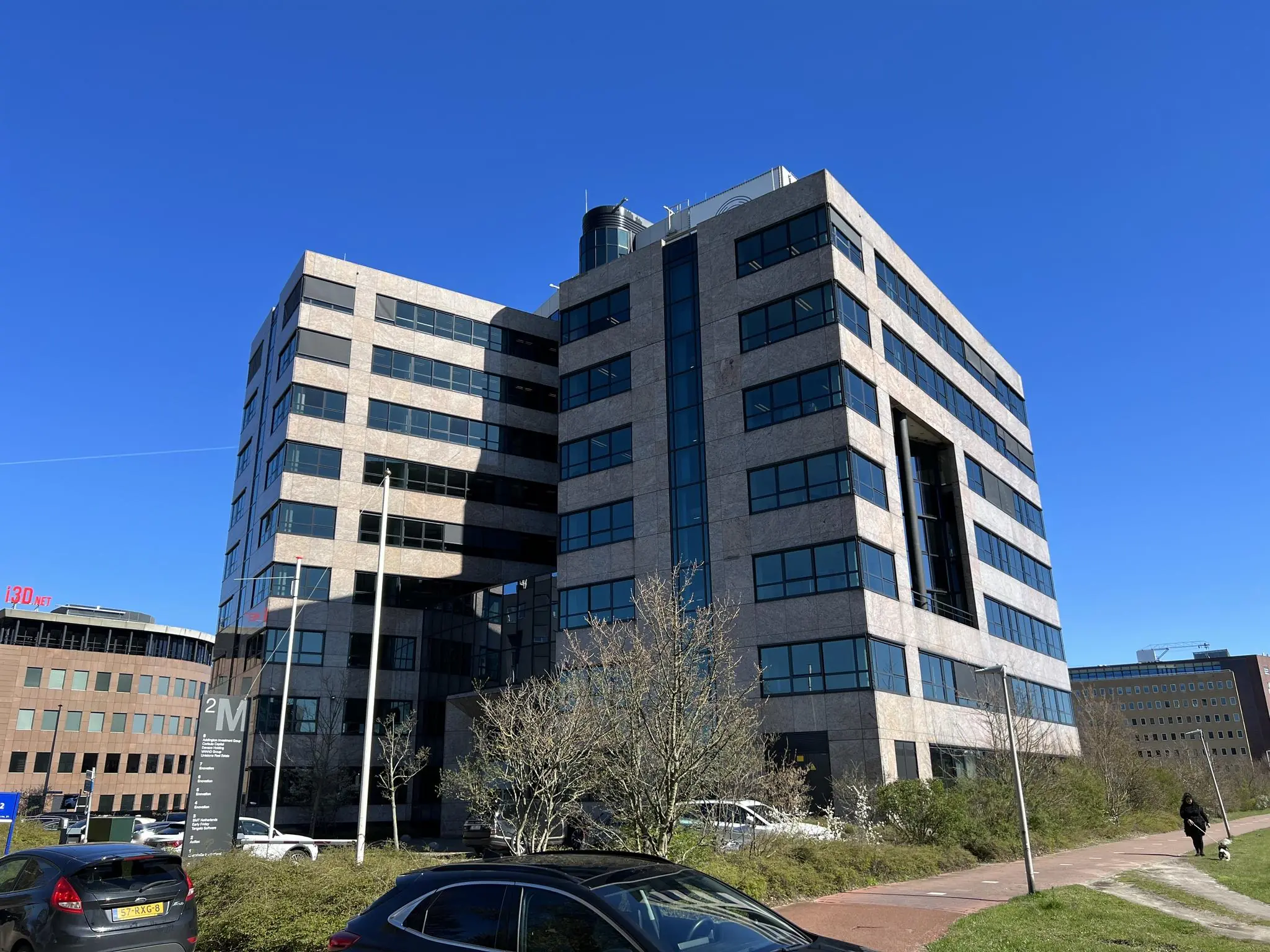 Kantoorgebouw aan het Rivium Quadrant in Capelle aan den IJssel op een zonnige dag.